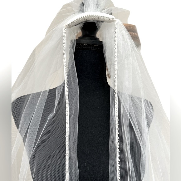 Michelle Roth Veil. Simple and elegant w/diamond trim. - Picture 7 of 8